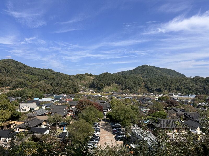 ◆리무진◆ (웰니스 별미여행)~쉼이 있는 지리산 산청 남사예담촌&조각공원 / 거창 창포원 생태정원 / 생초 메기매운탕제공 (당일)
