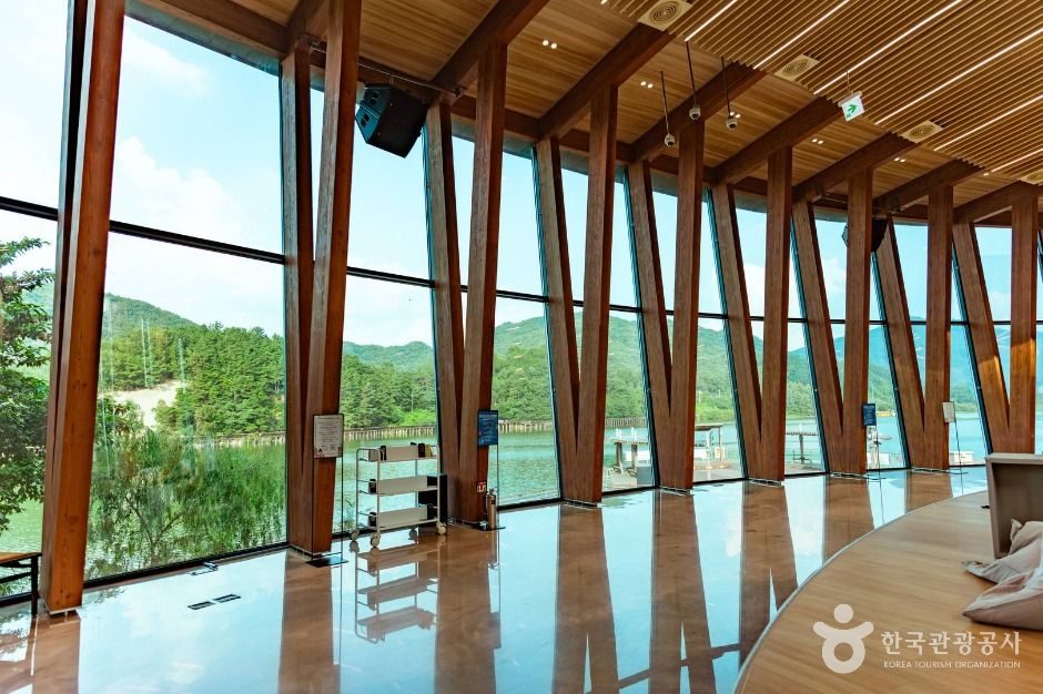 ◆리무진◆ (전북맛기행) 전주 한옥마을 & 덕진공원 야경 / 무주 덕유산 케이블카 & 태권도원/ 장수 장안산 생태숲 & 논개사당 (한우도가니탕+한정식+호텔뷔페+버섯전골) (1박2일)
